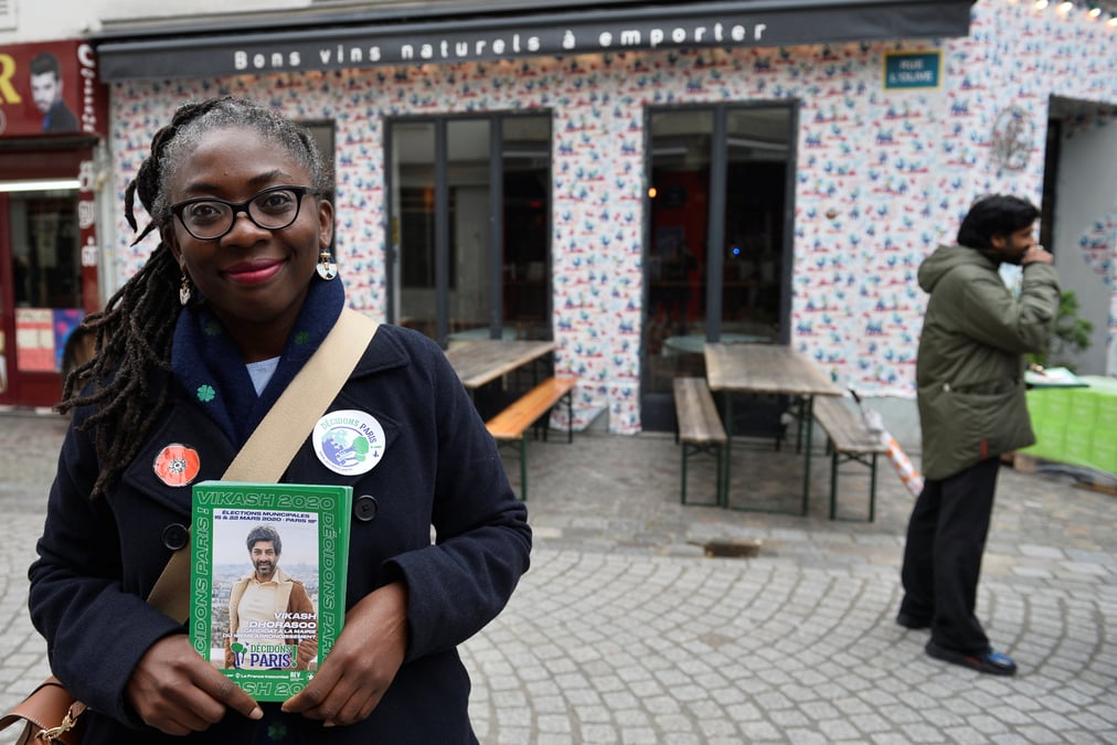 France: castex juge "revoltante" la representation d'une deputee en esclave