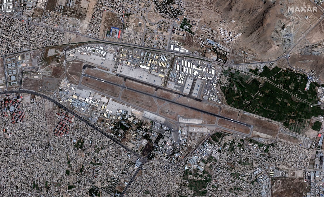 Afghanistan: les taliban disent controler l'aeroport de kaboul, les usa dementent