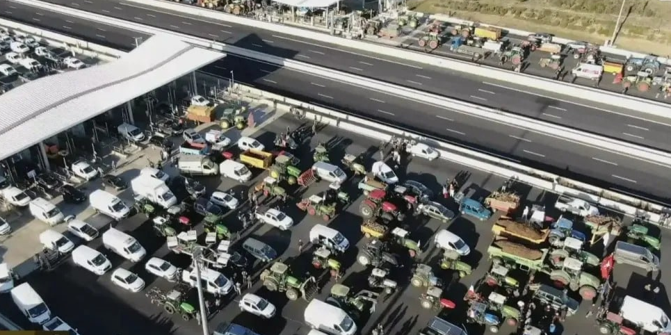 Le 27 février au matin, des agriculteurs espagnols étaient rassemblés avec leurs tracteurs sur l'AP7, et la préfecture des Pyrénées-Orientales décidait de bloquer la circulation sur l'A9 « dans le sens Nord-Sud (...) au niveau de la grande barrière de péage du Boulou » afin d'éviter les bouchons.