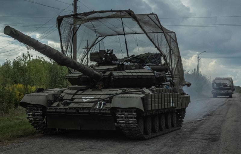 Des militaires ukrainiens montent des chars pres de la frontiere russe dans la region de soumy