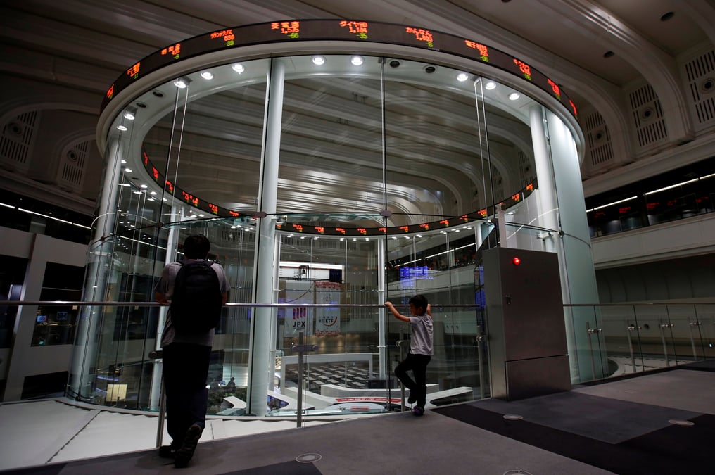 Tokyo finit en baisse