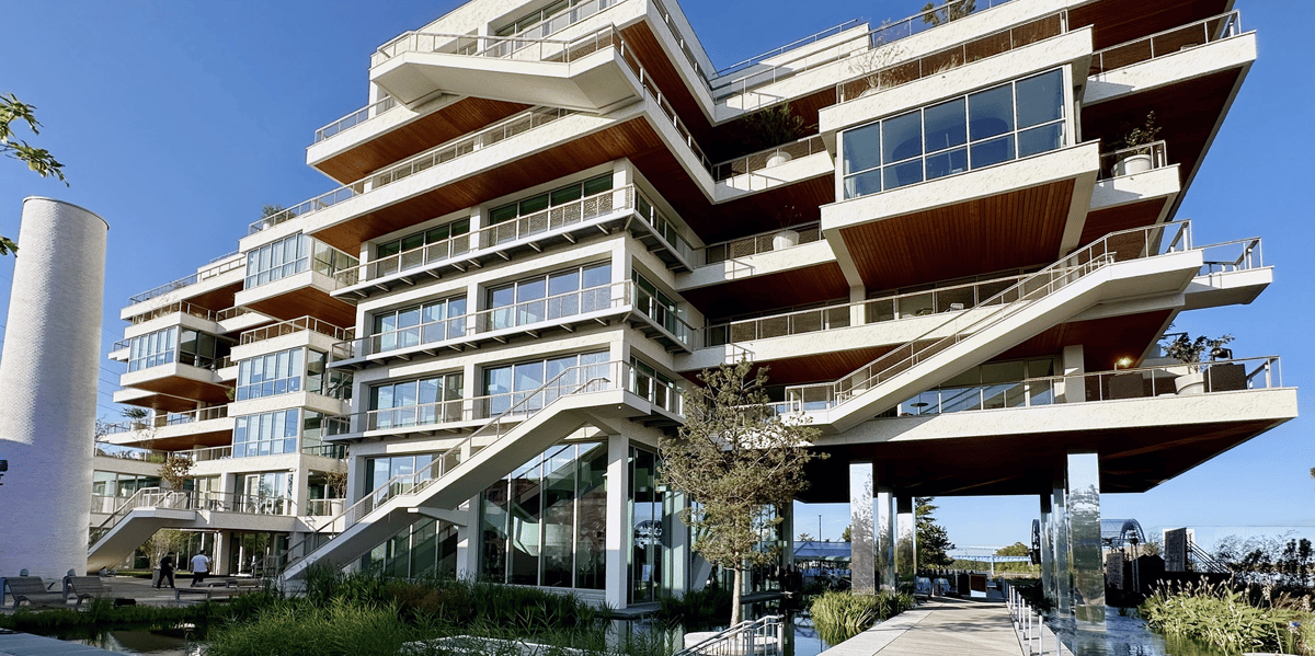 Des solutions inédites pour l'étanchéité et la filtration des eaux usées ont été installées sur les toitures et les terrasses du siège social de Soprema.