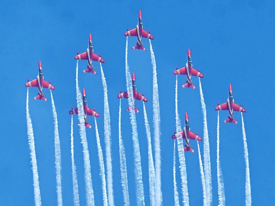L'équipe de voltige Surya Kiran de l'armée de l'air se produit lors de la dernière répétition avant AeroIndia 2025, à Bengalore.