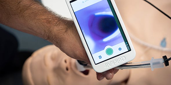 Vital Technics a mis au point un laryngoscope équipé d'une caméra pour faciliter le geste d'intubation du patient.