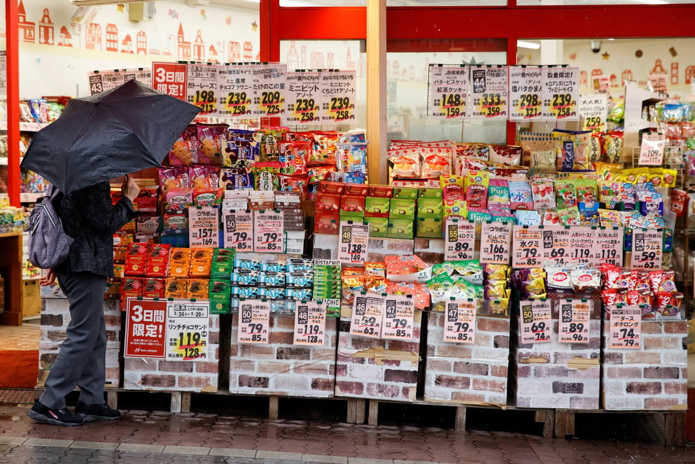 Une femme regarde des articles dans un magasin a tokyo