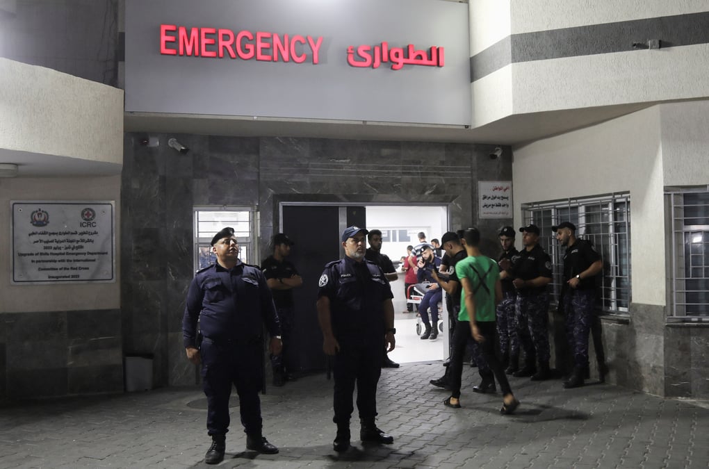 Des policiers palestiniens montent la garde devant le service des urgences de l'hopital shifa