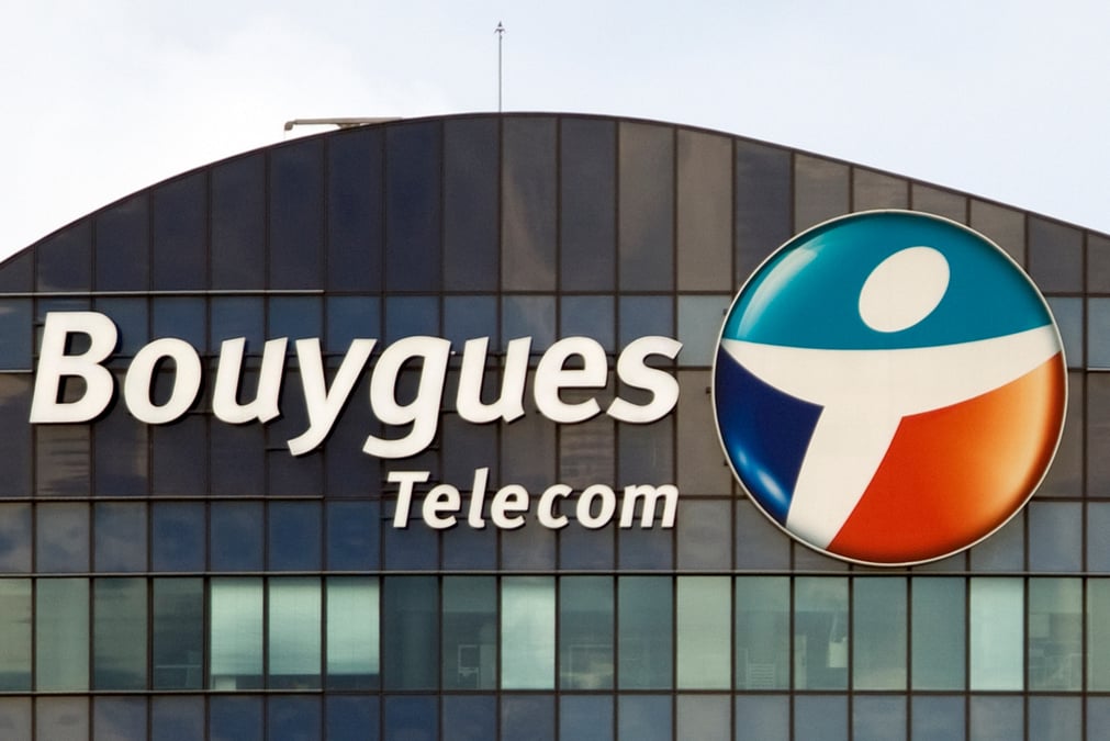Logo de bouygues telecom sur la facade du siege de l'entreprise a issy-les-moulineaux