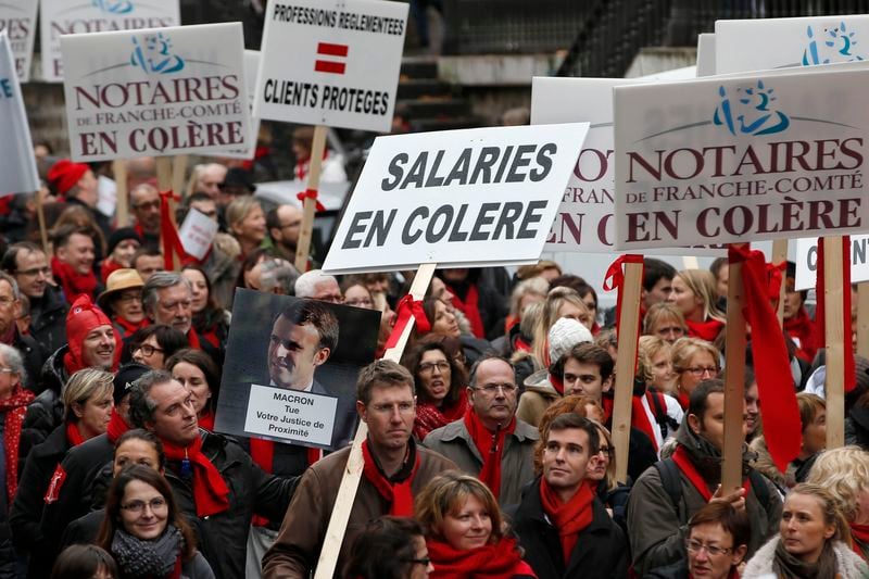 Notaires, huissiers et avocats unis dans la rue