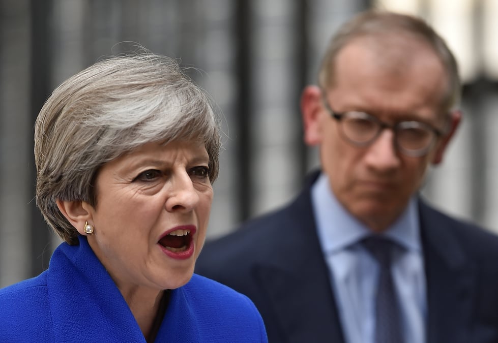 Theresa may en lutte pour survivre apres le desaveu des urnes
