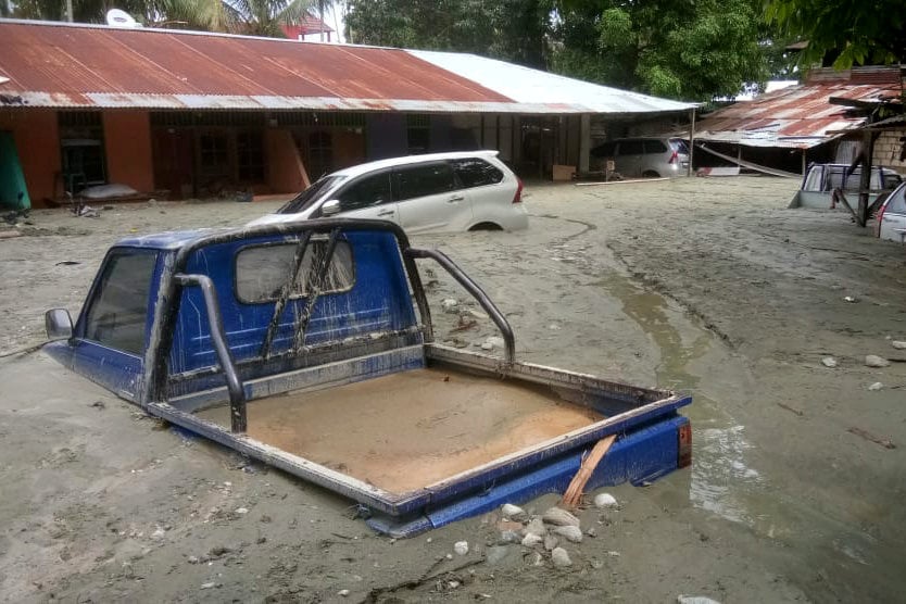 Inondations et glissements de terrain font 50 morts en indonesie