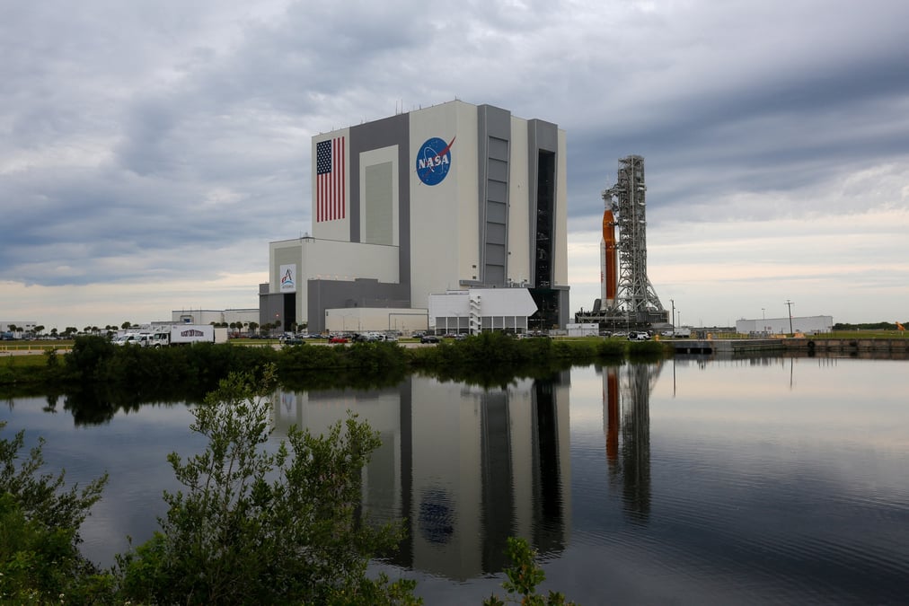 La fusee artemis 1 de la nasa est ramenee de son aire de lancement au vehicle assembly building