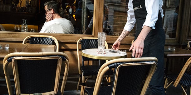 Le pourboire en piécettes cède la place à une gratification par carte de crédit.