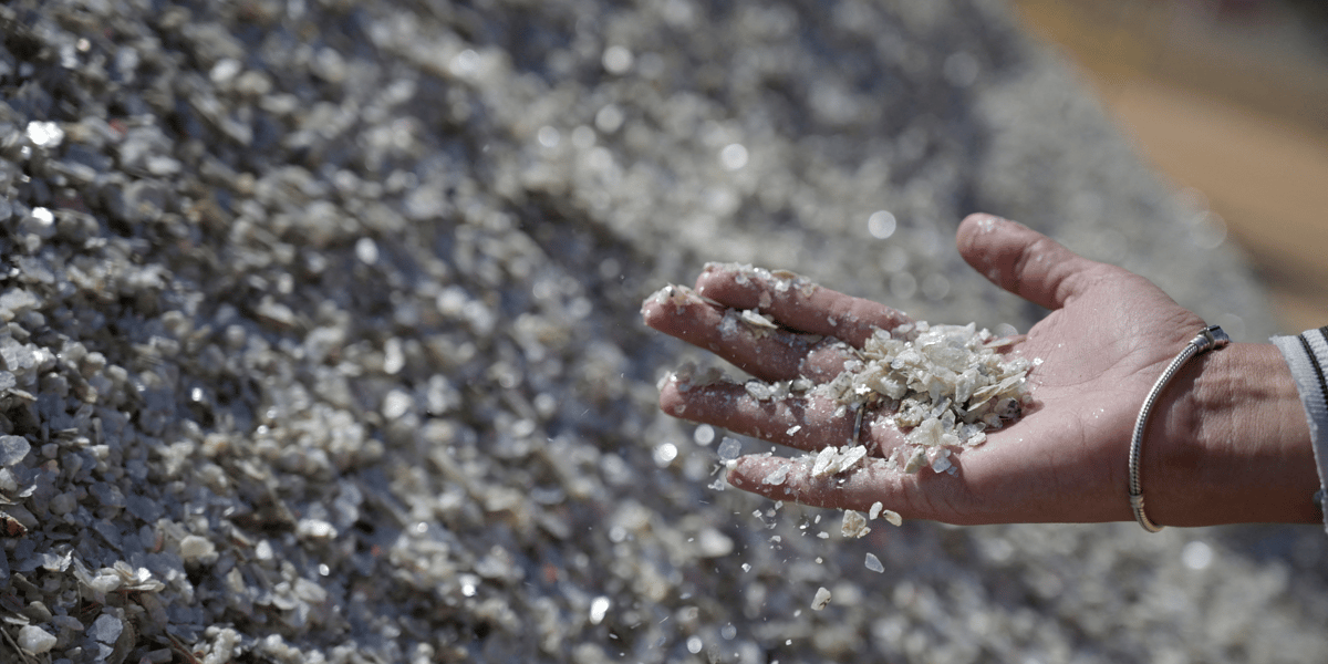Photo d'archives: un echantillon de lithium mineral