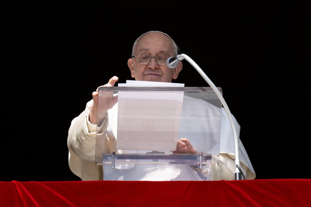 Le pape francois dirige la priere de l'angelus