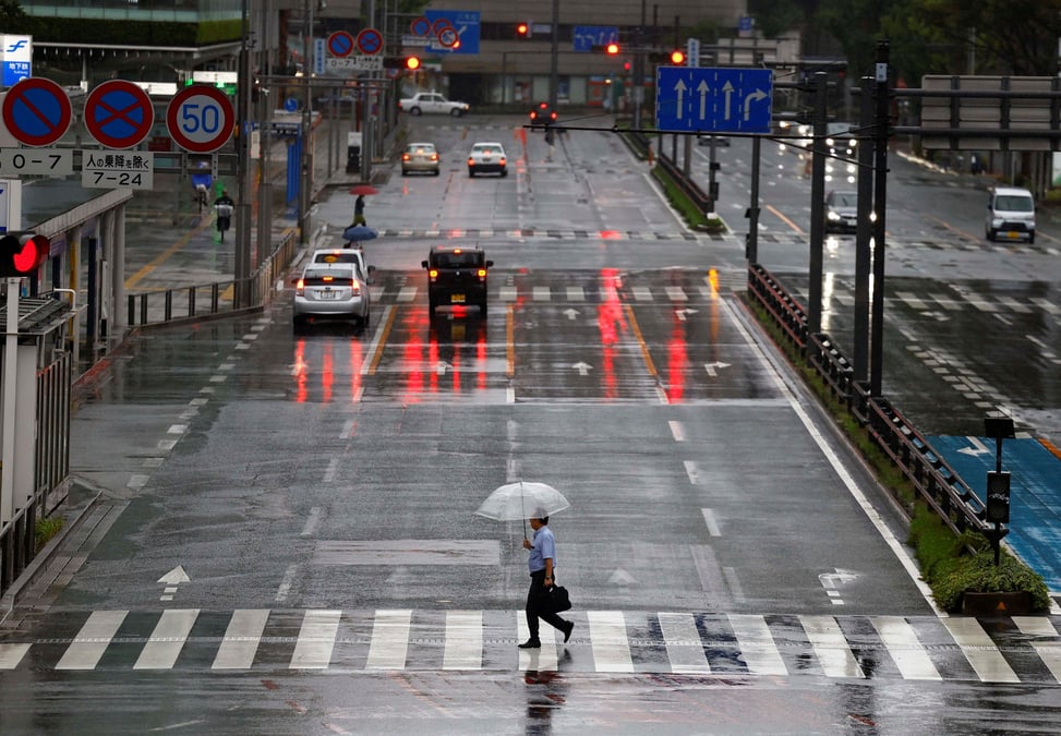 Une rue de fukuoka sous la pluie et le vent provoques par le typhon shanshan