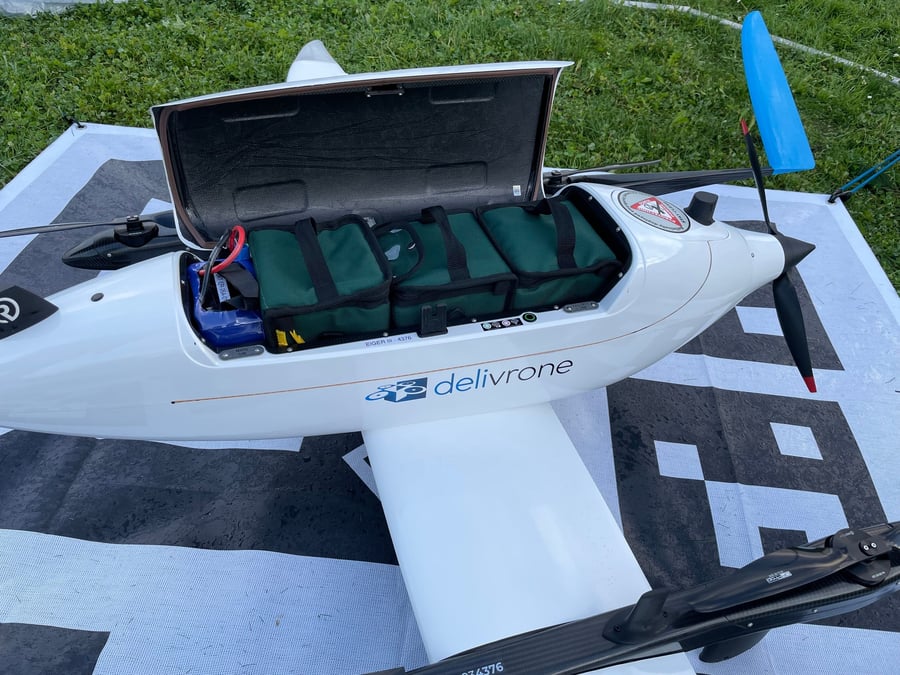 Acheté en Suisse, le drone opéré par la start-up rouennaise Delivrone peut embarquer jusqu'à 250 tubes à essai pour un poids maximum de 3 kilos.