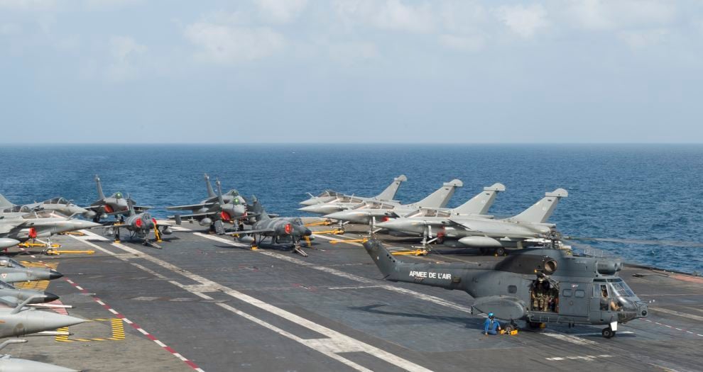 Un hélicoptère Puma de l'armée de l'air sur le porte-avions Charles-de-Gaulle