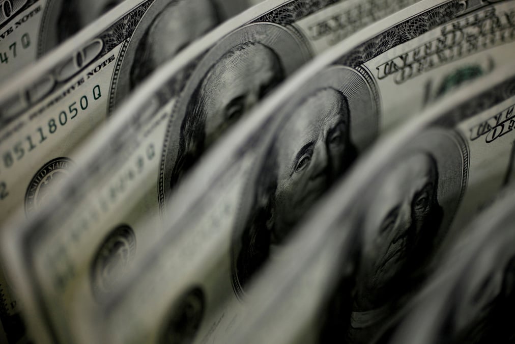 Une illustration de billets de banque americains de 100 dollars