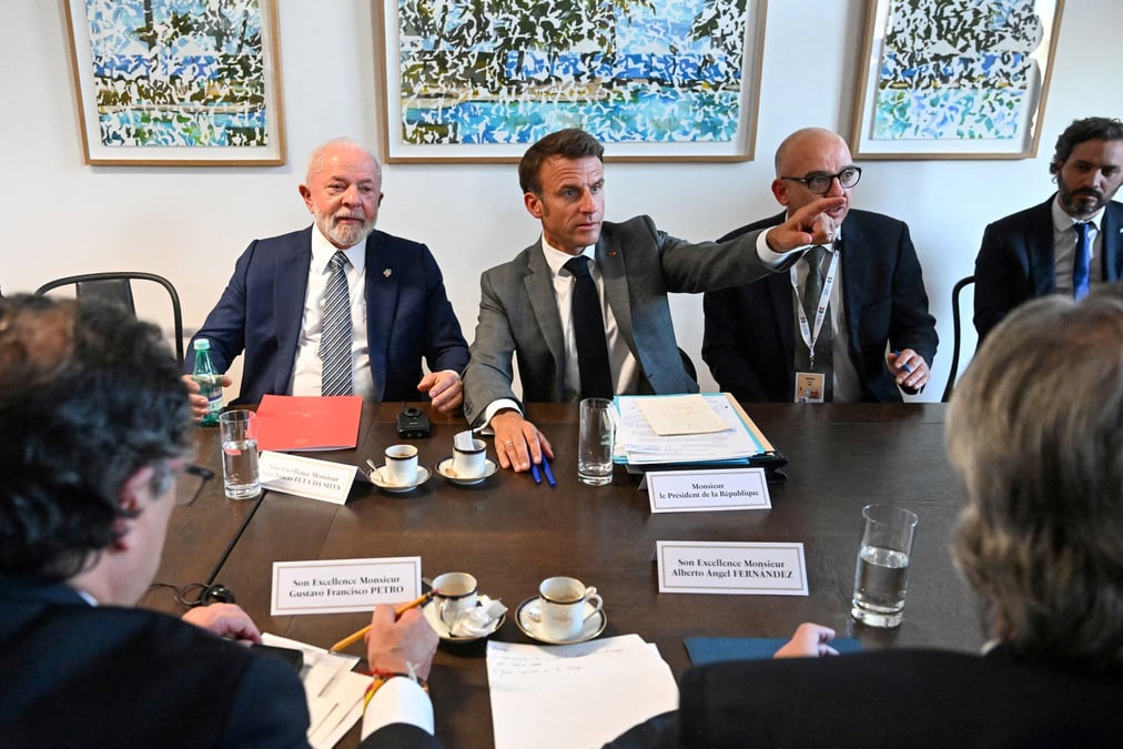 Emmanuel macron avec lula (a gauche)