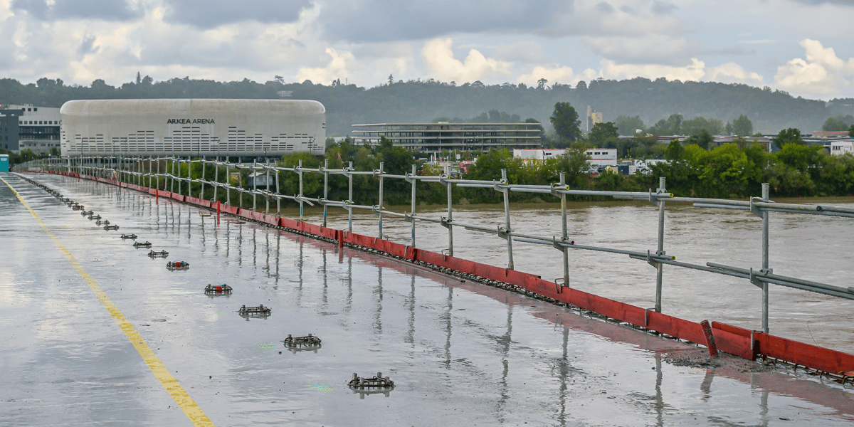 Les équipes de Colas Ouest poseront dans les prochains jours un enrobé spécial sur le tablier du pont Simone Veil. Le 6e franchissement bordelais de la Garonne sera mis en service cet été.