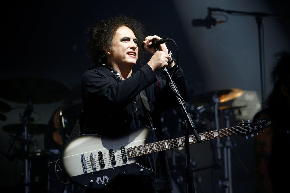 Robert smith du groupe britannique the cure au festival de glastonbury