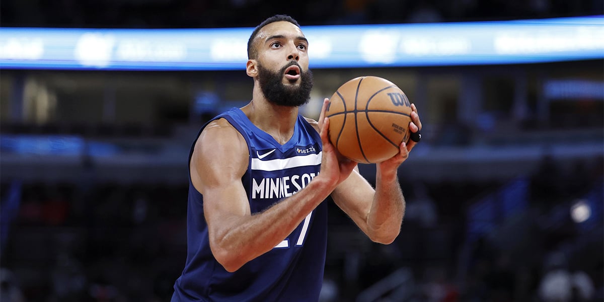Le centre des Timberwolves du Minnesota, Rudy Gobert, tire un lancer franc contre les Chicago Bulls au United Center à Chicago le 16 octobre 2024.
