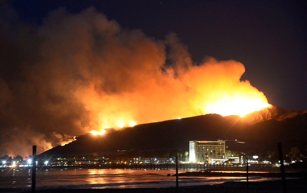 Incendie spectaculaire au nord de los angeles