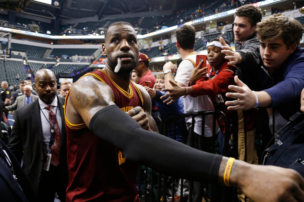 Cleveland trace sa route, les spurs retrouvent le sourire