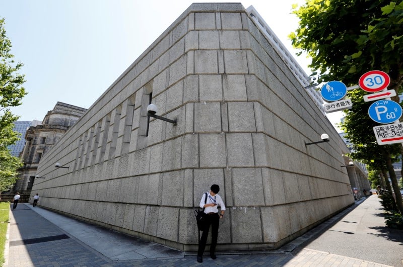 La banque du japon maintient sa politique, dissension au conseil