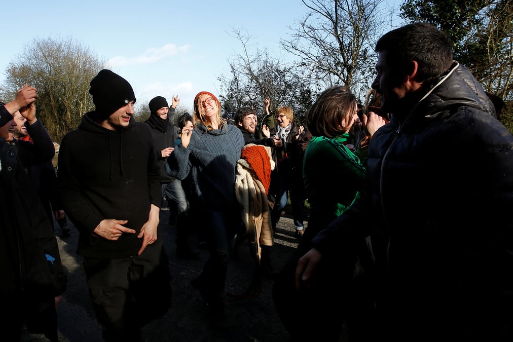 Cris de joie et coups de klaxon a notre-dame-des-landes