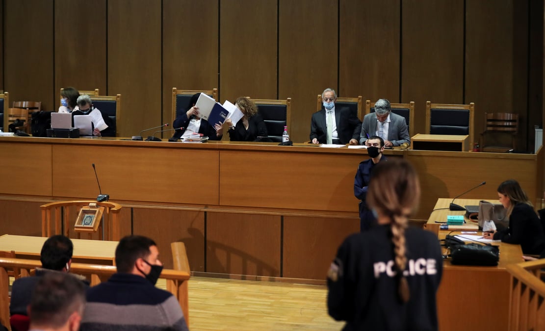 La justice grecque ordonne le placement en detention des dirigeants d'aube doree