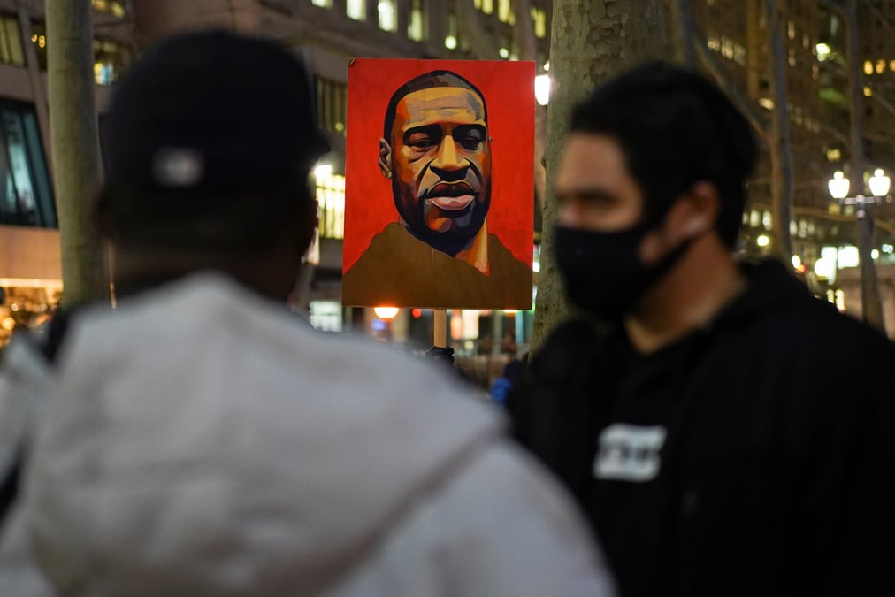 Usa: un juge autorise l'inculpation pour meurtre au troisieme degre dans l'affaire floyd