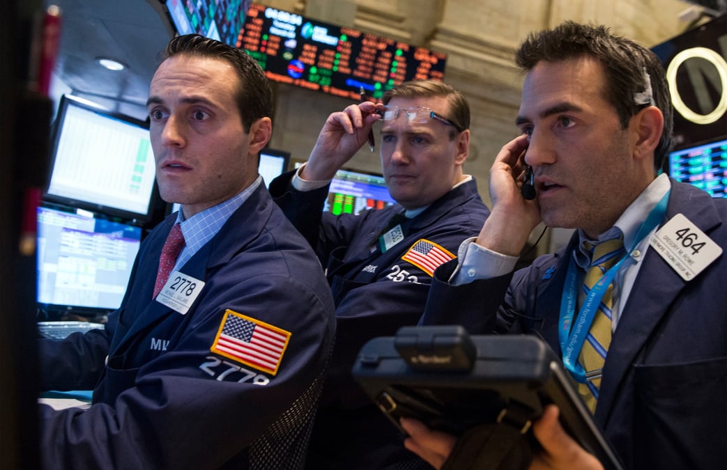 Des traders travaillent a la bourse de new york