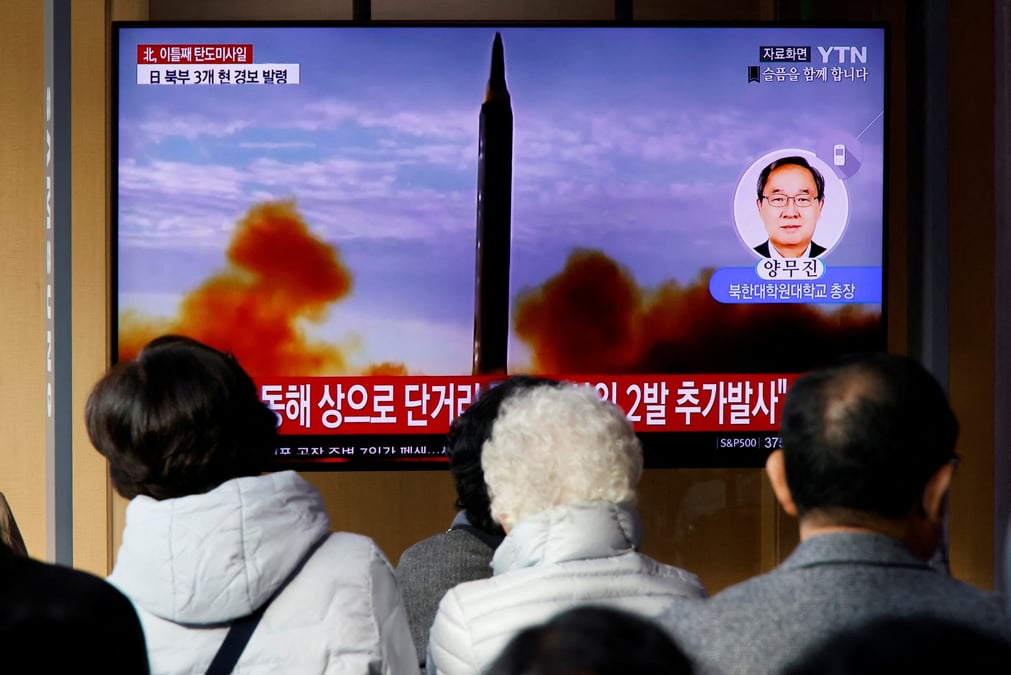Des gens a seoul suivent un reportage televise au sujet d'un tir de missile balistique nord-coreen
