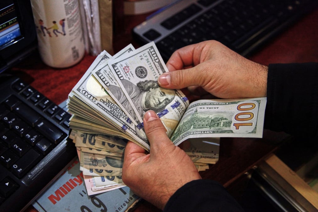 Des billets en dollars americains dans un bureau de change