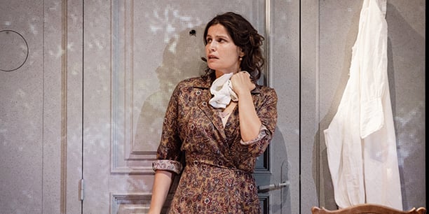 Laetitia Casta, unique, parvient à imposer en douceur une personnalité très forte.
