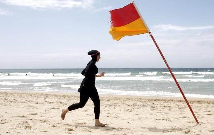 Valls d’accord avec l'interdiction du burkini sur les plages
