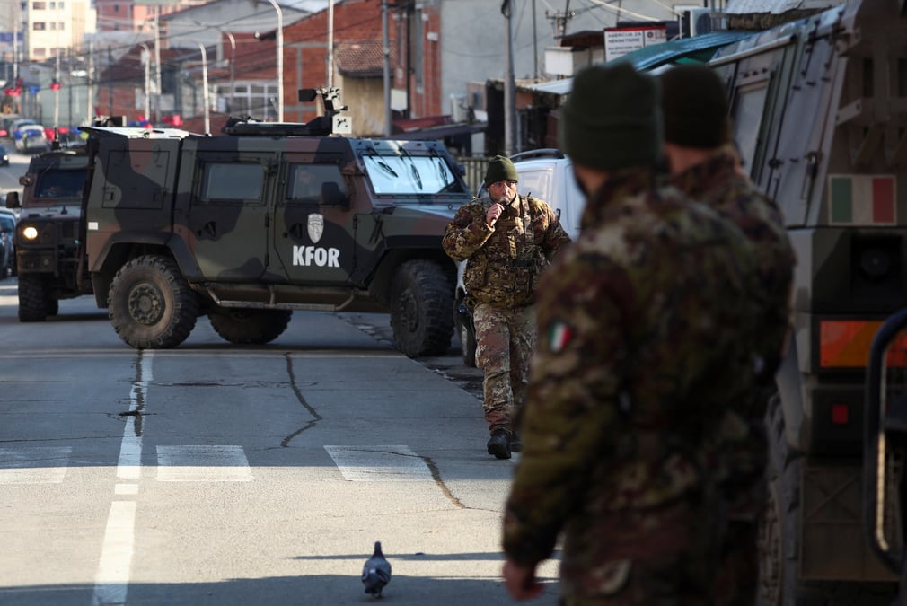 Un barrage routier dans la partie nord de la ville de mitrovica, au kosovo