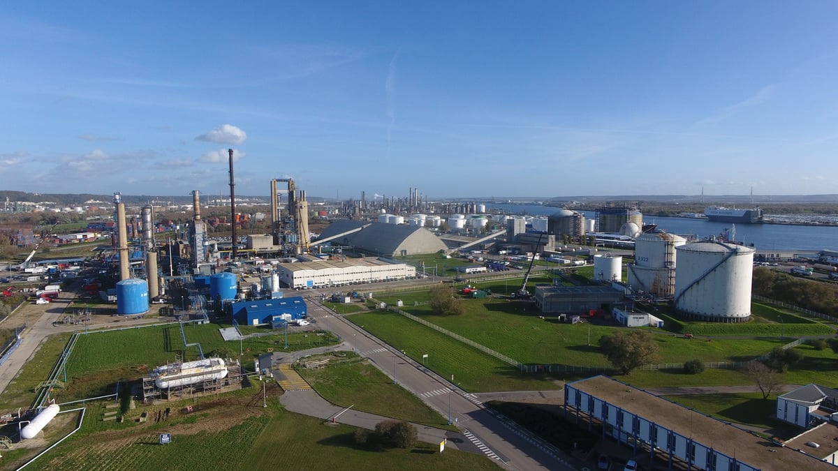 La production d'ammoniac est une activité très émissive. Une tonne génère  deux tonnes de CO2.