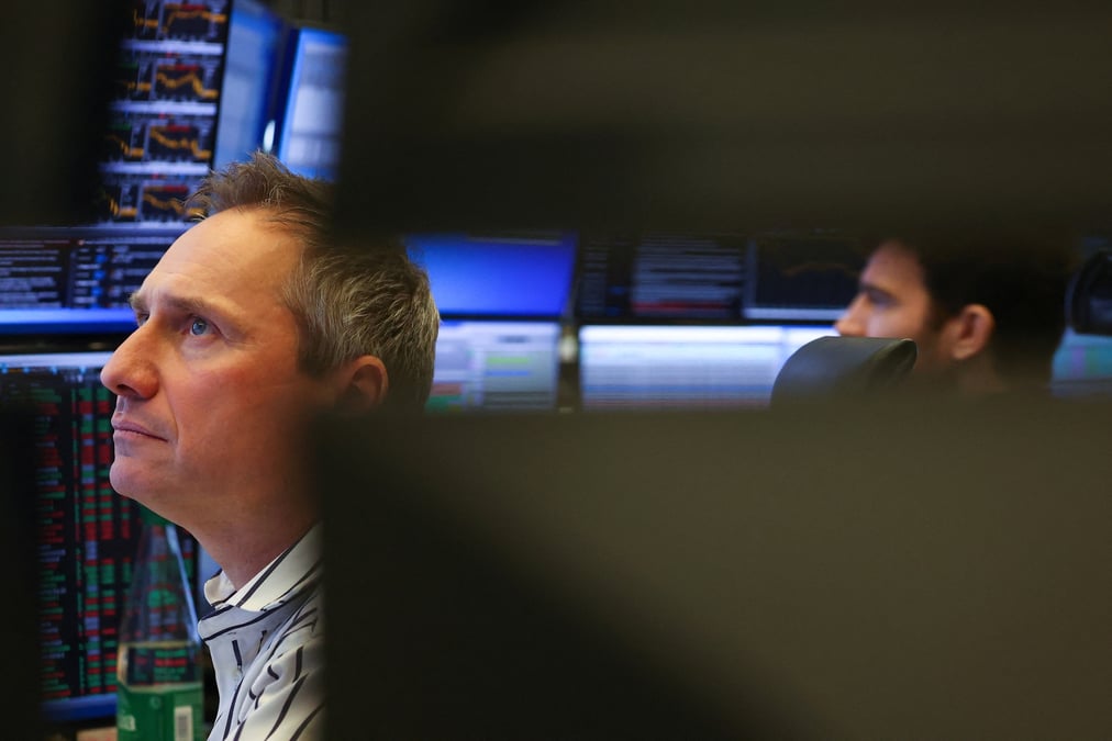 Les courtiers de la bourse de francfort regardent leurs ecrans