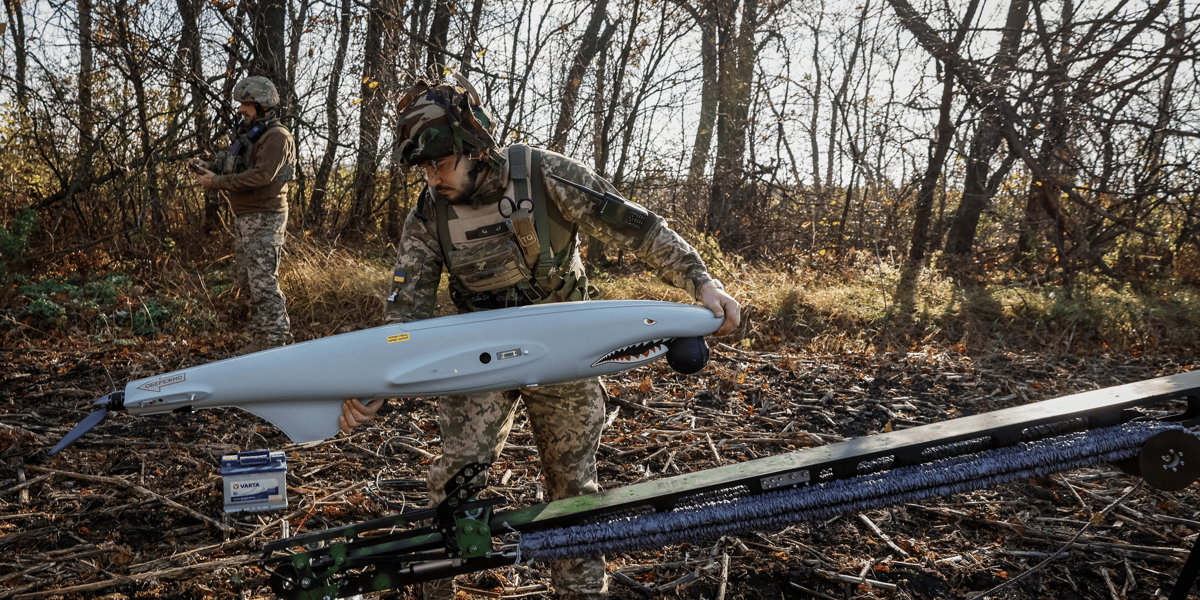 Un militaire des forces armees ukrainiennes installe un drone "shark" avant de le lancer dans la region de kharkiv