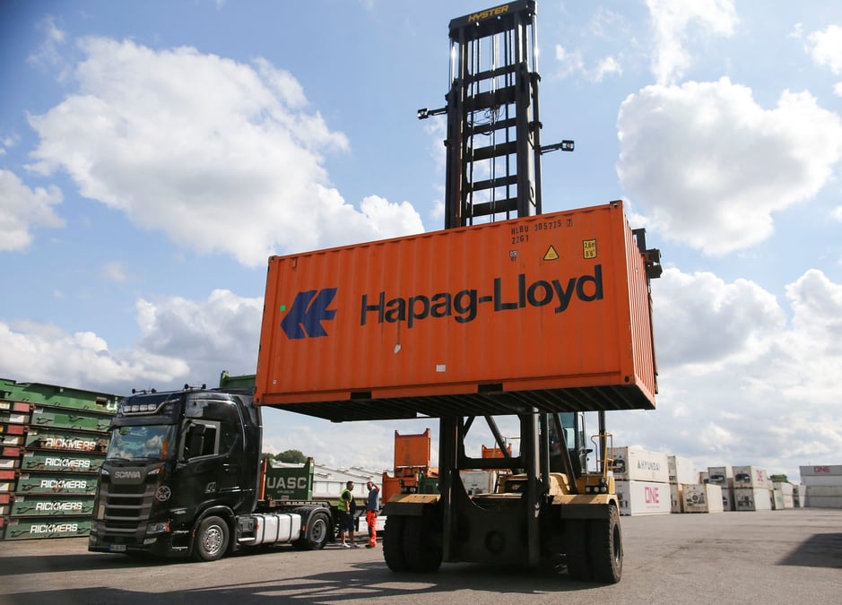Conteneur hapag-lloyd dans le port de hambourg