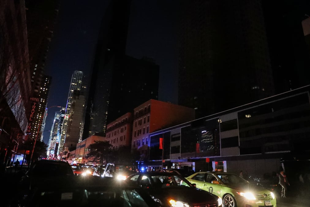 Une partie de new york privee d'electricite plusieurs heures