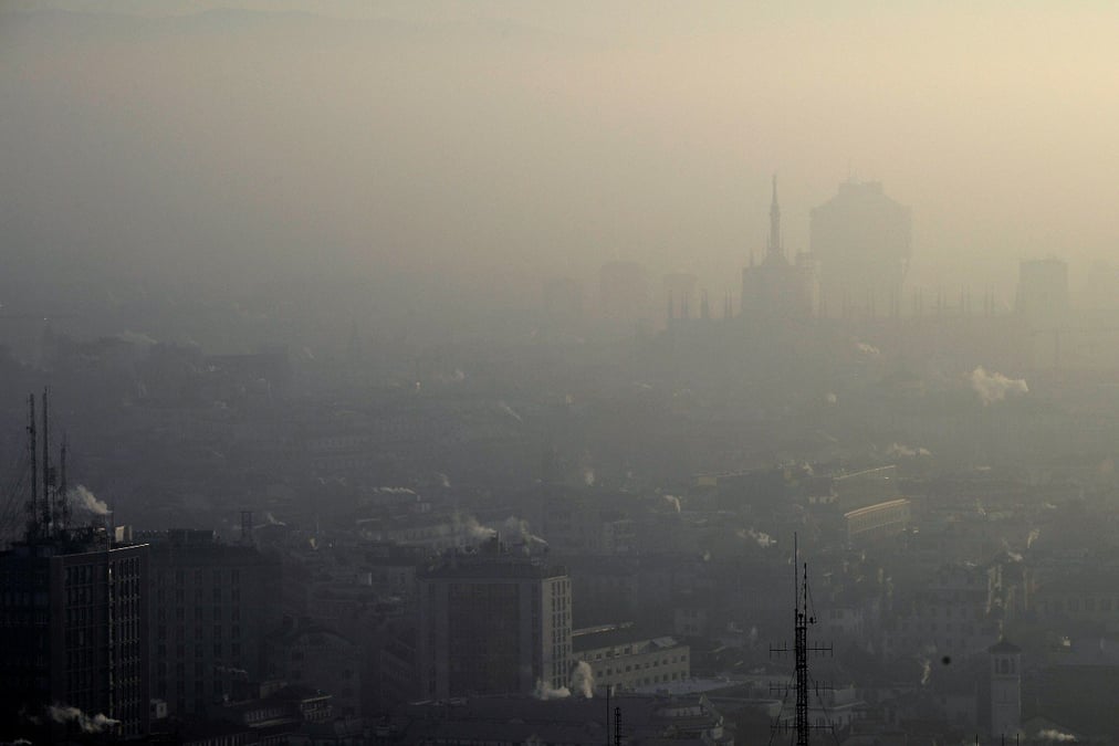 Dans le Nord de l'Italie ont été observées des "accélérations anormales" de l'expansion de l'infection, "coïncidant de manière évidente, à une distance de deux semaines, avec les concentrations les plus élevées de particules atmosphériques".