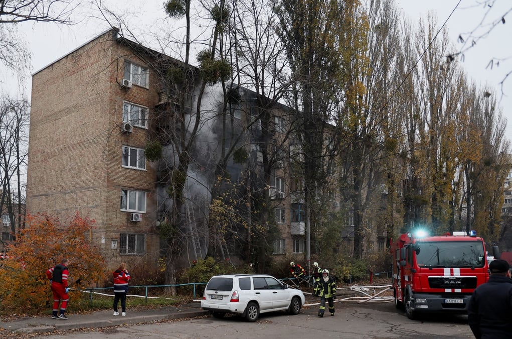 Photo d'un immeuble residentiel touche par une frappe russe a kyiv
