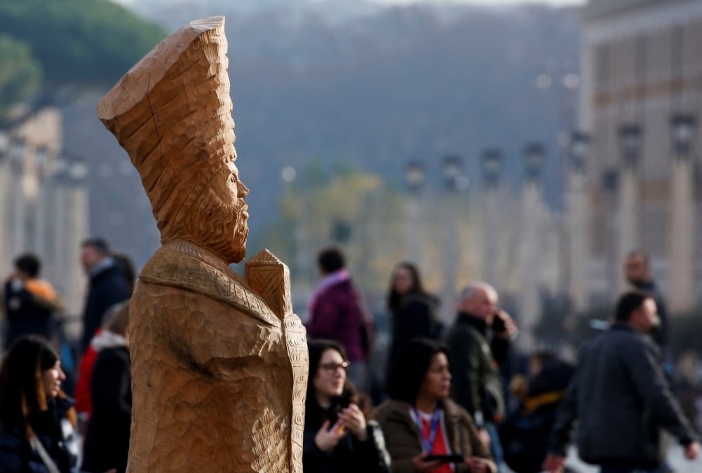 Des gens se rassemblent suite a l'annonce de l'aggravation de l'etat de sante de l'ancien pape benoit, au vatican