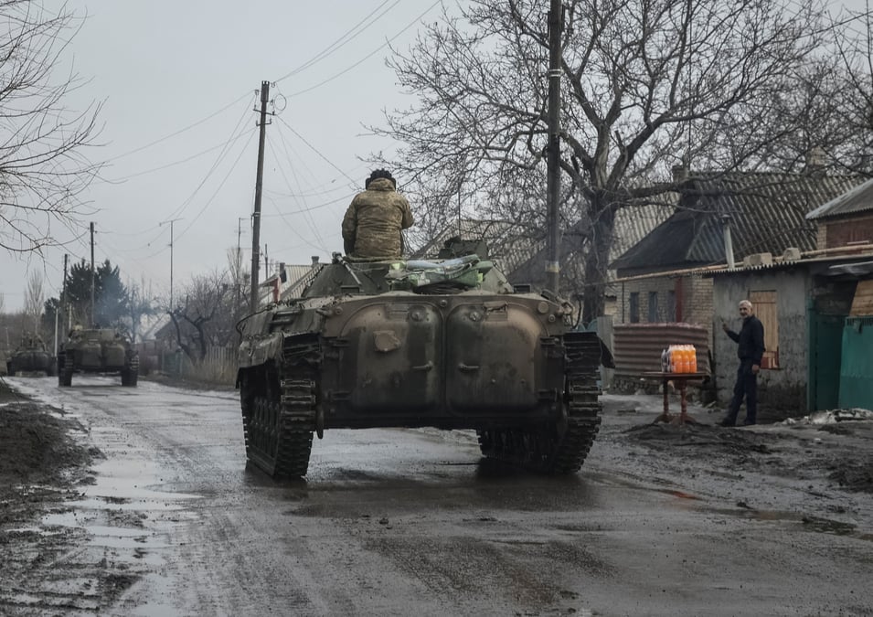 Des membres des services ukrainiens montent des vehicules de combat d'infanterie bmp-2 pres de bakhmut