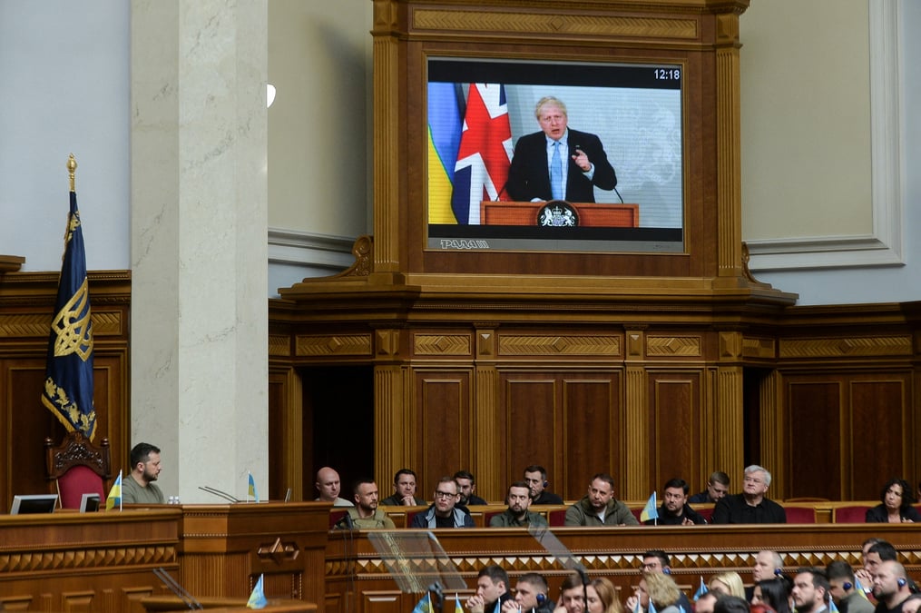 "l'ukraine va gagner, l'ukraine sera libre", assure boris johnson