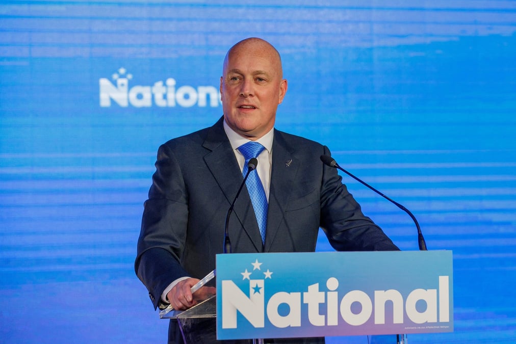 Christopher luxon, le dirigeant du parti national neo-zelandais, s'adresse a ses partisans a aucklandapres avoir remporte les elections generales