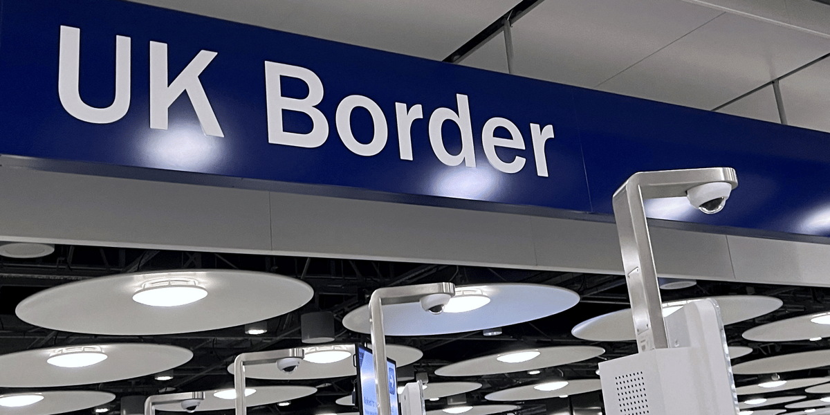 Dans ce conflit social, est dénoncé notamment des « emplois du temps inflexibles » des policiers frontières de l'aéroport d'Heathrow.